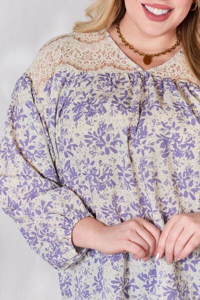 Hailey & Co Blusa estampada con detalle de encaje de tamaño completo