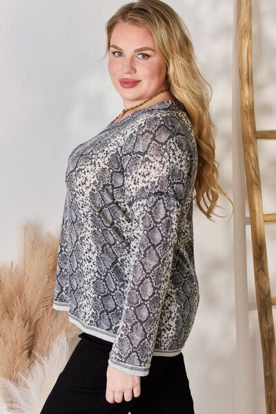 Hailey &amp; Co Top de manga larga con cuello en V y piel de serpiente de tamaño completo